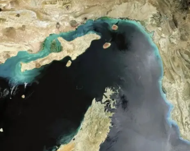 突發(fā)！一艘集裝箱船遇襲起火